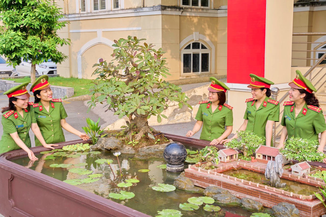 Nêu cao vai trò đảng viên nữ Công an quận Hải An